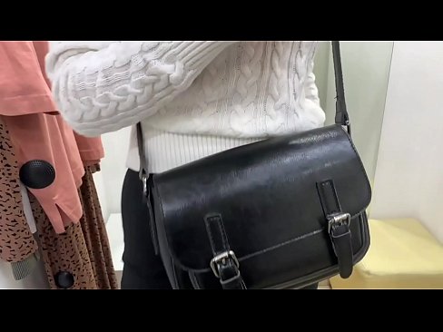 ❤️ Ëffentlech Masturbatioun vu jonke Bitch FeralBerry mat engem Dildo am Fittingsraum ️❌ Pornovideo bei eis ❌️